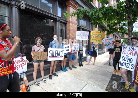 Jamaal Henderson expose les demandes des militants du logement lors d’une manifestation devant l’appartement du maire de Philadelphie, Jim Kenney, à Philadelphie, en Pennsylvanie, sur 10 août 2021. (Photo par Cory Clark/NurPhoto) Banque D'Images