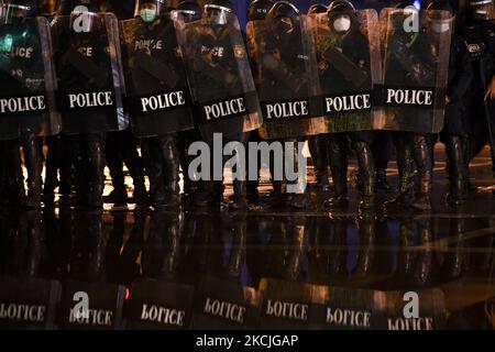 La police anti-émeute garde le stand lors d'un rassemblement au Monument de la victoire à Bangkok, Thaïlande, 11 août 2021. (Photo par Anusak Laowilas/NurPhoto) Banque D'Images