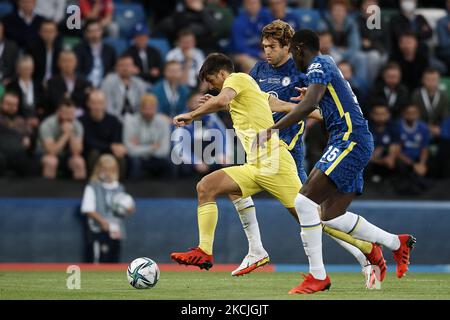 Gérard Moreno de Villarreal et Marcos Alonso de Chelsea se disputent le ballon lors du match de finale de la Super Cup de l'UEFA entre Chelsea CF et Villarreal CF au parc Windsor sur 11 août 2021 à Belfast, en Irlande du Nord. (Photo de Jose Breton/Pics action/NurPhoto) Banque D'Images