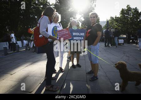 Une femme porte un signe avec les mots «Free Media» à Varsovie, Pologne sur 11 août 2021. Plusieurs dizaines de personnes ont assisté à un rassemblement devant le Parlement lors d'un vote sur un nouveau projet de loi qui limiterait la propriété étrangère des entreprises médiatiques. Les critiques soutiennent que l'adoption du projet de loi signifiera la fin des médias indépendants en Pologne. La chaîne DE télévision AMÉRICAINE TVN demande le renouvellement de sa licence qui expire en septembre, mais craint que la propriété américaine ne soit mise en place et que le gouvernement polonais achète les actions actuellement détenues par Discovery Networks. (Photo par STR/NurPhoto) Banque D'Images