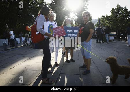 Une femme porte un signe avec les mots «Free Media» à Varsovie, Pologne sur 11 août 2021. Plusieurs dizaines de personnes ont assisté à un rassemblement devant le Parlement lors d'un vote sur un nouveau projet de loi qui limiterait la propriété étrangère des entreprises médiatiques. Les critiques soutiennent que l'adoption du projet de loi signifiera la fin des médias indépendants en Pologne. La chaîne DE télévision AMÉRICAINE TVN demande le renouvellement de sa licence qui expire en septembre, mais craint que la propriété américaine ne soit mise en place et que le gouvernement polonais achète les actions actuellement détenues par Discovery Networks. (Photo par STR/NurPhoto) Banque D'Images