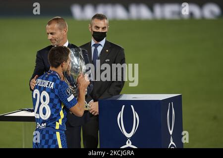 Cesar Azpilicueta de Chelsea célèbre avec le trophée après avoir remporté le match de finale de la Super Cup de l'UEFA entre Chelsea CF et Villarreal CF au parc Windsor sur 11 août 2021 à Belfast, en Irlande du Nord. (Photo de Jose Breton/Pics action/NurPhoto) Banque D'Images