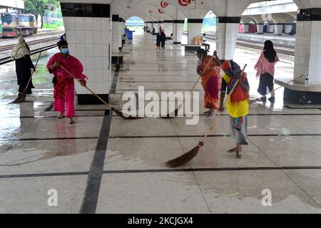 Les cheminots balayent un plancher à la gare de Kamalapur à Dhaka, au Bangladesh, sur 11 août 2021. Le chemin de fer du Bangladesh a repris tous les services de trains de voyageurs. Les activités de reprise commencent après avoir été fermées pendant 35 jours en raison de l'isolement permanent du gouvernement pour prévenir la propagation du coronavirus. (Photo par Mamunur Rashid/NurPhoto) Banque D'Images