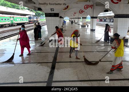 Les cheminots balayent un plancher à la gare de Kamalapur à Dhaka, au Bangladesh, sur 11 août 2021. Le chemin de fer du Bangladesh a repris tous les services de trains de voyageurs. Les activités de reprise commencent après avoir été fermées pendant 35 jours en raison de l'isolement permanent du gouvernement pour prévenir la propagation du coronavirus. (Photo par Mamunur Rashid/NurPhoto) Banque D'Images