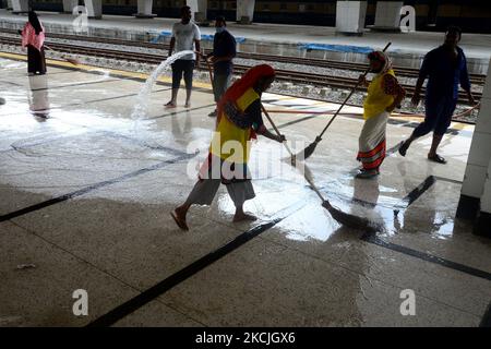 Les cheminots balayent un plancher à la gare de Kamalapur à Dhaka, au Bangladesh, sur 11 août 2021. Le chemin de fer du Bangladesh a repris tous les services de trains de voyageurs. Les activités de reprise commencent après avoir été fermées pendant 35 jours en raison de l'isolement permanent du gouvernement pour prévenir la propagation du coronavirus. (Photo par Mamunur Rashid/NurPhoto) Banque D'Images