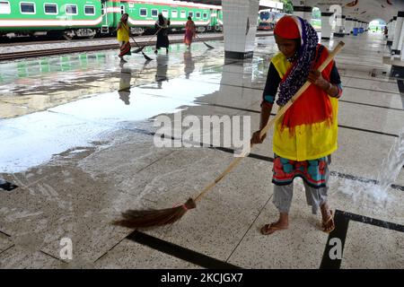 Les cheminots balayent un plancher à la gare de Kamalapur à Dhaka, au Bangladesh, sur 11 août 2021. Le chemin de fer du Bangladesh a repris tous les services de trains de voyageurs. Les activités de reprise commencent après avoir été fermées pendant 35 jours en raison de l'isolement permanent du gouvernement pour prévenir la propagation du coronavirus. (Photo par Mamunur Rashid/NurPhoto) Banque D'Images