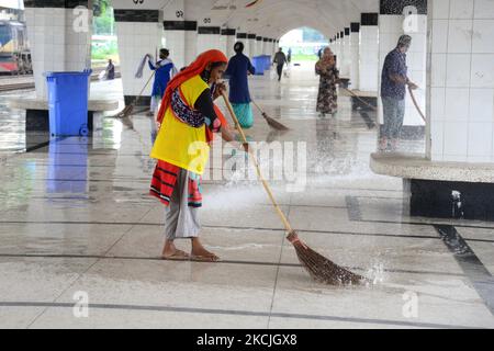 Les cheminots balayent un plancher à la gare de Kamalapur à Dhaka, au Bangladesh, sur 11 août 2021. Le chemin de fer du Bangladesh a repris tous les services de trains de voyageurs. Les activités de reprise commencent après avoir été fermées pendant 35 jours en raison de l'isolement permanent du gouvernement pour prévenir la propagation du coronavirus. (Photo par Mamunur Rashid/NurPhoto) Banque D'Images