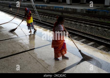 Les cheminots balayent un plancher à la gare de Kamalapur à Dhaka, au Bangladesh, sur 11 août 2021. Le chemin de fer du Bangladesh a repris tous les services de trains de voyageurs. Les activités de reprise commencent après avoir été fermées pendant 35 jours en raison de l'isolement permanent du gouvernement pour prévenir la propagation du coronavirus. (Photo par Mamunur Rashid/NurPhoto) Banque D'Images