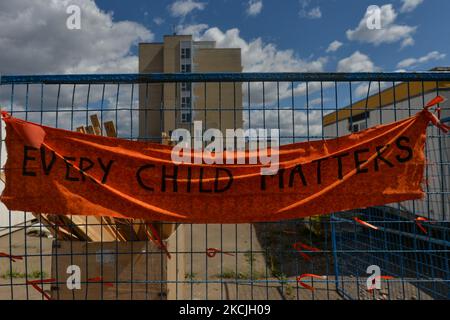 Une bannière qui lit « chaque enfant compte » attachée à la clôture entourant le terrain de l'ancien hôpital Charles Camsell à North Edmonton. Les membres des Premières nations ont demandé que les travaux de construction s'arrêtent à l'ancien hôpital Camsell, où beaucoup croient que les patients ont pu être enterrés. L'hôpital Charles Camsell a servi d'hôpital (1945-1996) pour traiter les personnes des Premières nations atteintes de tuberculose, mais aussi un site où les patients ont fait l'objet de recherches. Le mercredi 11 août 2021, à Edmonton, Alberta, Canada. (Photo par Artur Widak/NurPhoto) Banque D'Images