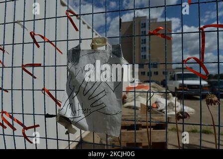 Une affiche qui lit « chaque enfant compte » attachée à la clôture entourant le terrain de l'ancien hôpital Charles Camsell à North Edmonton. Les membres des Premières nations ont demandé que les travaux de construction s'arrêtent à l'ancien hôpital Camsell, où beaucoup croient que les patients ont pu être enterrés. L'hôpital Charles Camsell a servi d'hôpital (1945-1996) pour traiter les personnes des Premières nations atteintes de tuberculose, mais aussi un site où les patients ont fait l'objet de recherches. Le mercredi 11 août 2021, à Edmonton, Alberta, Canada. (Photo par Artur Widak/NurPhoto) Banque D'Images