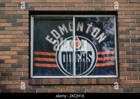 Le drapeau des Oilers d'Edmonton est visible dans une fenêtre d'appartement au centre-ville d'Edmonton. Le mercredi 11 août 2021, à Edmonton, Alberta, Canada. (Photo par Artur Widak/NurPhoto) Banque D'Images