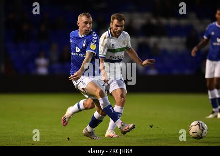 Les défenses de Nicky Adams d'Oldham Athletic avec Callum McManaman de Tranmere Rovers le match de la Carabao Cup entre Oldham Athletic et Tranmere Rovers à Boundary Park, Oldham, Angleterre, le 10th août 2021. (Photo d'Eddie Garvey/MI News/NurPhoto) Banque D'Images