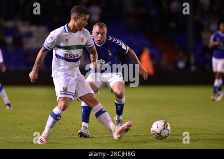 Nicky Adams d'Oldham Athletic et Liam Feeney de Tranmere Rovers lors du match de la Carabao Cup entre Oldham Athletic et Tranmere Rovers à Boundary Park, Oldham, Angleterre, le 10th août 2021. (Photo d'Eddie Garvey/MI News/NurPhoto) Banque D'Images