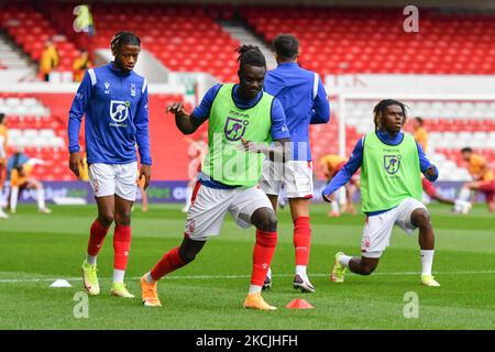 Baba Fernandes, de la forêt de Nottingham, se réchauffe avant le coup d'envoi lors du match de la coupe Carabao entre la forêt de Nottingham et la ville de Bradford au City Ground, à Nottingham, le mercredi 11th août 2021. (Photo de Jon Hobley/MI News/NurPhoto) Banque D'Images