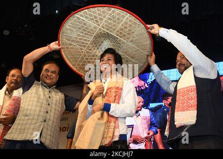 Médaillé de bronze aux Jeux Olympiques de Tokyo, Lovlina Borgohain est flicite par le ministre en chef d'Assam Himanta Biswa Sarmah lors d'une fonction de flication à Srimanta Sankaradeva Kalakshetra à Guwahati (Inde) sur 12 août,2021. (Photo par Anuwar Hazarika/NurPhoto) Banque D'Images