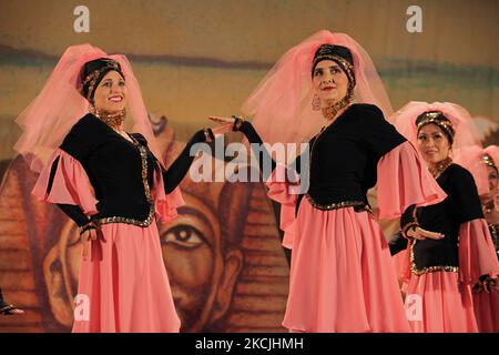Des danseurs égyptiens en tenue traditionnelle exécutent une danse culturelle intitulée souvenirs du Caire à Mississauga, Ontario, Canada, on 04 juin 2011. (Photo de Creative Touch Imaging Ltd./NurPhoto) Banque D'Images