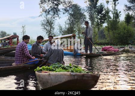 Marchands et acheteurs au marché de légumes flottant sur le lac Dal à Srinagar, Cachemire, Inde, sur 26 juin 2010. (Photo de Creative Touch Imaging Ltd./NurPhoto) Banque D'Images