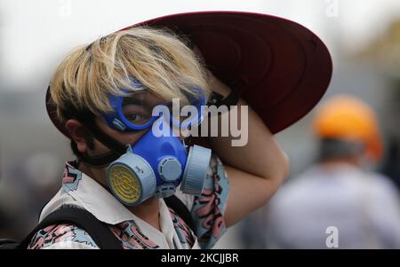 Un manifestant portant un masque à gaz et se couvrir par un bouclier lors de la manifestation à Bangkok sur 13 août 2021. La police de Bangkok a tiré des balles en caoutchouc et des gaz lacrymogènes contre des manifestants pro-démocratie qui ont demandé le départ du Premier ministre, le président Prayut Chan-o-cha et le gouvernement a été tenu pour responsable de sa mauvaise gestion grossière de la pandémie de Covid-19. (Photo de Chaiwat Subprasom/NurPhoto) (photo de Chaiwat Subprasom/NurPhoto) Banque D'Images