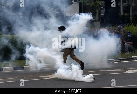 Un manifestant s'est éloigné de la grenade à gaz lacrymogène lors de la manifestation à Bangkok sur 13 août 2021. La police de Bangkok a tiré des balles en caoutchouc et des gaz lacrymogènes contre des manifestants pro-démocratie qui ont demandé le départ du Premier ministre, le président Prayut Chan-o-cha et le gouvernement a été tenu pour responsable de sa mauvaise gestion grossière de la pandémie de Covid-19. (Photo de Chaiwat Subprasom/NurPhoto) (photo de Chaiwat Subprasom/NurPhoto) Banque D'Images