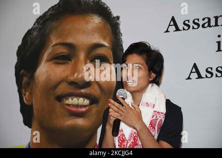 Médaillé de bronze aux Jeux Olympiques de Tokyo, le boxeur Lovlina Borgohain s'adressant aux médias après, dans le cadre d'un programme de felitation, à Guwahati, en Inde, sur 13 août 2021. (Photo par Anuwar Hazarika/NurPhoto) Banque D'Images