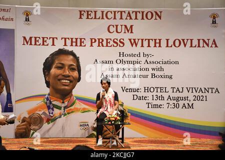 Médaillé de bronze aux Jeux Olympiques de Tokyo, le boxeur Lovlina Borgohain s'adressant aux médias après, dans le cadre d'un programme de felitation, à Guwahati, en Inde, sur 13 août 2021. (Photo par Anuwar Hazarika/NurPhoto) Banque D'Images