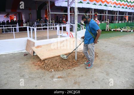 Le personnel de la sécurité indienne inspecte le sol avant les célébrations de la fête de l'indépendance au terrain du Veterinary College à Guwahati, en Inde, le vendredi 13 août 2021. (Photo par Anuwar Hazarika/NurPhoto) Banque D'Images
