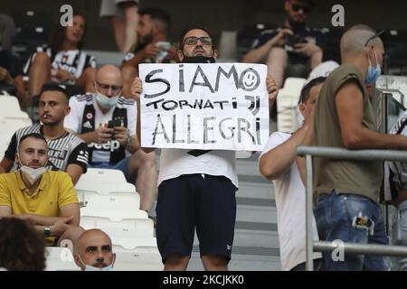 Les fans de Juventus participent au match d'avant-saison entre Juventus et Atalanta BC au stade Allianz de 14 août 2021 à Turin, en Italie. (Photo de Giuseppe Cottini/NurPhoto) Banque D'Images