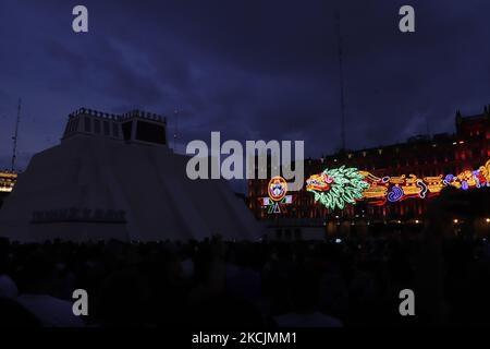 Illumination d'une figure de noeuds et de LED représentant Quetzalcoatl (serpent à plumes), une structure située dans le Centre historique de Mexico, qui fait partie de la commémoration du 500th anniversaire de la résistance indigène et de l'invasion espagnole au Mexique. (Photo de Gerardo Vieyra/NurPhoto) Banque D'Images