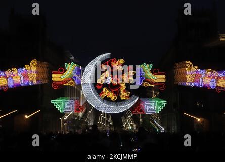 Illumination d'une figure de noeuds et de LED représentant la déesse de lune Mexica Coyolxauhqui, une structure située dans le Centre historique de Mexico, qui fait partie de la commémoration du 500th anniversaire de la résistance indigène et de l'invasion espagnole au Mexique. (Photo de Gerardo Vieyra/NurPhoto) Banque D'Images