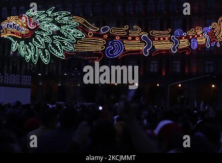 Illumination d'une figure de noeuds et de LED représentant Quetzalcoatl (serpent à plumes), une structure située dans le Centre historique de Mexico, qui fait partie de la commémoration du 500th anniversaire de la résistance indigène et de l'invasion espagnole au Mexique. (Photo de Gerardo Vieyra/NurPhoto) Banque D'Images