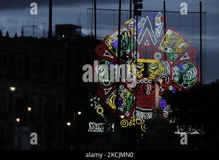 Illumination d'une figure de nœuds et de LED représentant la Piedra del sol (pierre solaire aztèque), une structure située dans le centre historique de Mexico qui fait partie de la commémoration du 500th anniversaire de la résistance indigène et de l'invasion espagnole au Mexique. (Photo de Gerardo Vieyra/NurPhoto) Banque D'Images