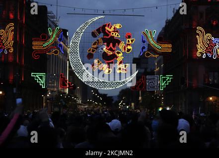 Illumination d'une figure de noeuds et de LED représentant la déesse de lune Mexica Coyolxauhqui, une structure située dans le Centre historique de Mexico, qui fait partie de la commémoration du 500th anniversaire de la résistance indigène et de l'invasion espagnole au Mexique. (Photo de Gerardo Vieyra/NurPhoto) Banque D'Images