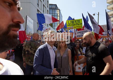 Le dirigeant du parti nationaliste français « les Patriotes » (les Patriotes) Florian Philippot lors d'une manifestation organisée dans le cadre d'une journée nationale de protestation contre la vaccination obligatoire Covid-19 pour certains travailleurs et l'utilisation obligatoire du pass de santé demandé par le gouvernement français à Paris sur 14 août 2021. (Photo par Adnan Farzat/NurPhoto) Banque D'Images