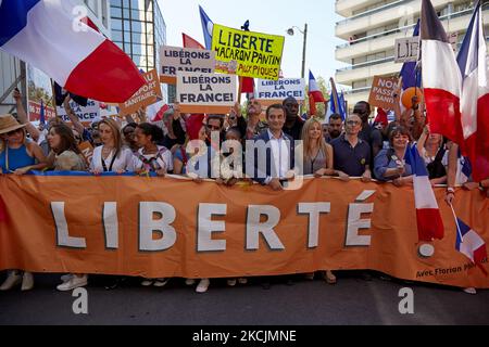 Le dirigeant du parti nationaliste français « les Patriotes » (les Patriotes) Florian Philippot lors d'une manifestation organisée dans le cadre d'une journée nationale de protestation contre la vaccination obligatoire Covid-19 pour certains travailleurs et l'utilisation obligatoire du pass de santé demandé par le gouvernement français à Paris sur 14 août 2021. (Photo par Adnan Farzat/NurPhoto) Banque D'Images