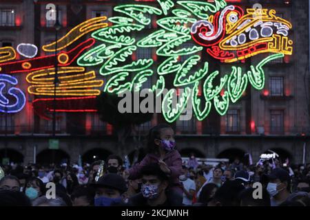 Illumination d'une figure de noeuds et de LED représentant Quetzalcoatl (serpent à plumes), une structure située dans le Centre historique de Mexico, qui fait partie de la commémoration du 500th anniversaire de la résistance indigène et de l'invasion espagnole au Mexique. (Photo de Gerardo Vieyra/NurPhoto) Banque D'Images