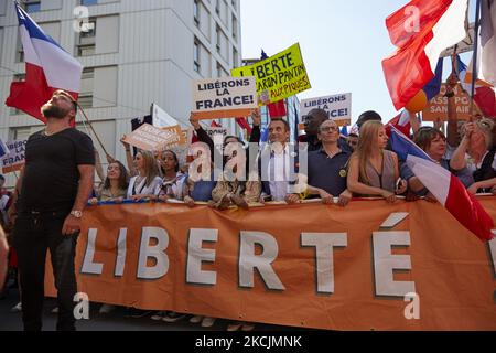 Le dirigeant du parti nationaliste français « les Patriotes » (les Patriotes) Florian Philippot lors d'une manifestation organisée dans le cadre d'une journée nationale de protestation contre la vaccination obligatoire Covid-19 pour certains travailleurs et l'utilisation obligatoire du pass de santé demandé par le gouvernement français à Paris sur 14 août 2021. (Photo par Adnan Farzat/NurPhoto) Banque D'Images