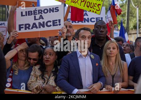 Le dirigeant du parti nationaliste français « les Patriotes » (les Patriotes) Florian Philippot lors d'une manifestation organisée dans le cadre d'une journée nationale de protestation contre la vaccination obligatoire Covid-19 pour certains travailleurs et l'utilisation obligatoire du pass de santé demandé par le gouvernement français à Paris sur 14 août 2021. (Photo par Adnan Farzat/NurPhoto) Banque D'Images