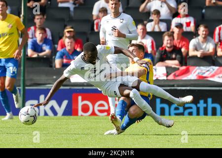 Milton Keynes dons Mo EISA est fouillé par le capitaine de Sunderland Corry Evans lors de la deuxième moitié du match de la Sky Bet League 1 entre MK dons et Sunderland au stade MK, Milton Keynes, le samedi 14th août 2021. (Photo de John Cripps/MI News/NurPhoto) Banque D'Images