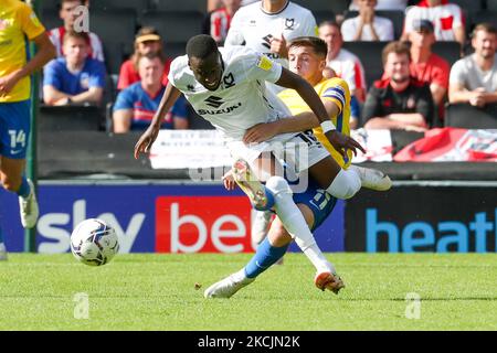 Milton Keynes dons Mo EISA est fouillé par le capitaine de Sunderland Corry Evans lors de la deuxième moitié du match de la Sky Bet League 1 entre MK dons et Sunderland au stade MK, Milton Keynes, le samedi 14th août 2021. (Photo de John Cripps/MI News/NurPhoto) Banque D'Images