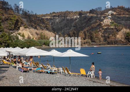 Plage de Kohili près de Limni avec la pente brûlée et la forêt en arrière-plan. Les séquelles des incendies en Grèce, alors que de petites flammes continuent de brûler dans la forêt. Une énorme catastrophe environnementale a eu lieu en Grèce. Forêt, pins, oliveraies, entreprises, hôtels, des maisons, des véhicules et des animaux ont été brûlés. L'incendie s'est terminé après une pluie nocturne, alors que les jours précédents les pompiers grecs, les volontaires locaux, les pompiers étrangers, les avions et les hélicoptères où se battaient pour éteindre le feu de forêt dans l'île grecque d'Evia (Euboea) - près de 100 000 hectares de forêts et de terres agricoles ha Banque D'Images