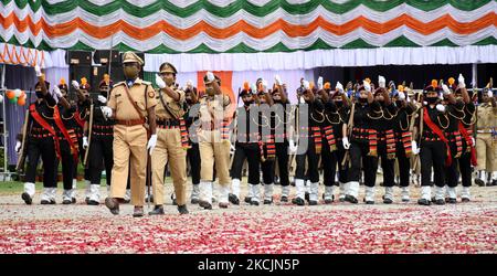 Police d'Assam Veerangana porter des masques et participer à un défilé de jour de l'indépendance à Guwahati, Inde sur 15 août,2021. (Photo par Anuwar Hazarika/NurPhoto) Banque D'Images