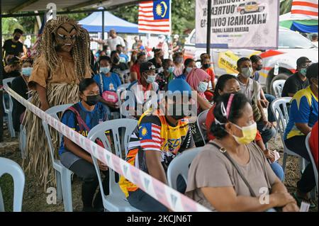 Les populations autochtones de la tribu Mahmeri font la queue avant de recevoir le vaccin Covid-19 à Banting, à l'extérieur de Kuala Lumpur, en Malaisie, le 15 août 2021. La Malaisie a enregistré 20 546 nouveaux cas Covid-19 le 15 août, portant le total cumulé à 1 404 899 cas. (Photo de Zahim Mohd/NurPhoto) Banque D'Images