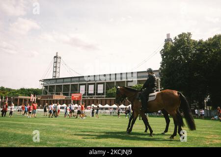 Des polices sont vues patrouiller autour du stade Rhein Energy à Cologne, en Allemagne, sur 15 août 2021, car à la fin du mois d'août, le stade permet uniquement aux personnes vaccinées d'entrer dans le stade (photo par Ying Tang/NurPhoto) Banque D'Images