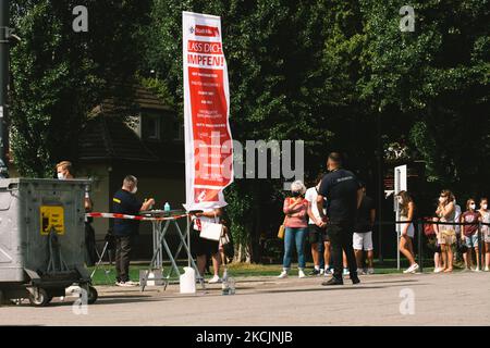 Les gens attendent la vaccination en face du stade Rhein Energy à Cologne, Allemagne sur 15 août 2021 jusqu'à la fin du mois d'août, le stade permet uniquement aux personnes vaccinées d'entrer dans le stade (photo de Ying Tang/NurPhoto) Banque D'Images