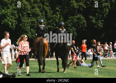 Des polices sont vues patrouiller autour du stade Rhein Energy à Cologne, en Allemagne, sur 15 août 2021, car à la fin du mois d'août, le stade permet uniquement aux personnes vaccinées d'entrer dans le stade (photo par Ying Tang/NurPhoto) Banque D'Images