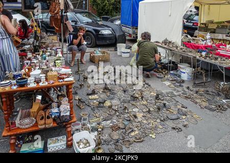 Les personnes à la recherche d'antiquités sur un marché aux puces le dernier jour de la foire de Saint-Dominique, l'une des plus grandes expositions en plein air d'Europe, sont vues à Gdansk, en Pologne, le 15 août 2021 (photo de Michal Fludra/NurPhoto) Banque D'Images