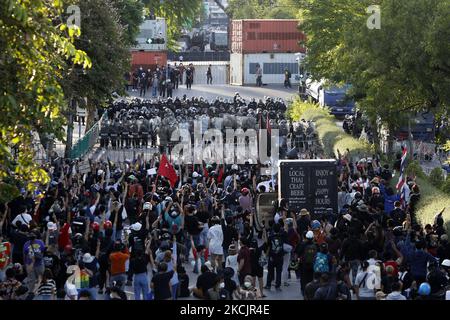 Des policiers anti-émeute se rassemblent alors que des manifestants se rassemblent à la Maison du gouvernement de Bangkok, sur 16 août 2021. La police de Bangkok a tiré des balles en caoutchouc et des gaz lacrymogènes contre des manifestants pro-démocratie qui ont demandé le départ du Premier ministre, le président Prayut Chan-o-cha et le gouvernement a été tenu pour responsable de sa mauvaise gestion grossière de la pandémie de Covid-19. (Photo de Chaiwat Subprasom/NurPhoto) Banque D'Images