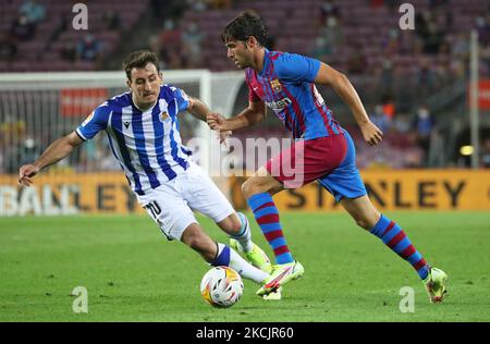 Mikel Oyarzabal et Sergi Roberto lors du match entre le FC Barcelone et Real Sociedad de Futbol, correspondant à la semaine 1 de la Liga Santander, joué au Camp Nou Stadium, le 15th août 2021, à Barcelone, Espagne. -- (photo par Urbanandsport/NurPhoto) Banque D'Images