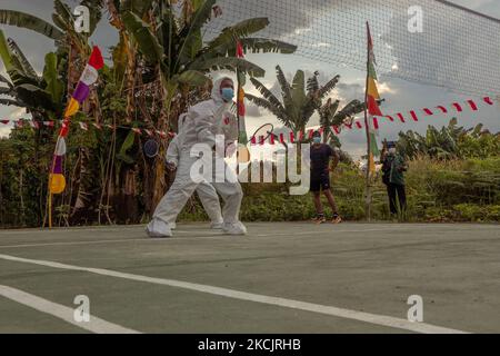 Les résidents jouant au badminton portant des combinaisons hazmat pour commémorer le 76th jour de l'indépendance de l'Indonésie qui tombe sur 17 août, à Pekanbaru, province de Riau, Indonésie, sur 16 août, 2021. C'est aussi l'espoir que le gouvernement indonésien puisse libérer sa population de l'épidémie de COVID-19. L'Indonésie a enregistré plus de 100 000 décès depuis Covid-19, alors que le pays continue de lutter contre une énorme vague d'infections provoquées par la variante delta. (Photo par Afrianto Silahi/NurPhoto) Banque D'Images