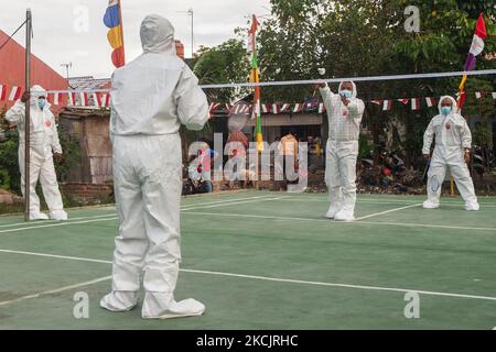 Les résidents jouant au badminton portant des combinaisons hazmat pour commémorer le 76th jour de l'indépendance de l'Indonésie qui tombe sur 17 août, à Pekanbaru, province de Riau, Indonésie, sur 16 août, 2021. C'est aussi l'espoir que le gouvernement indonésien puisse libérer sa population de l'épidémie de COVID-19. L'Indonésie a enregistré plus de 100 000 décès depuis Covid-19, alors que le pays continue de lutter contre une énorme vague d'infections provoquées par la variante delta. (Photo par Afrianto Silahi/NurPhoto) Banque D'Images